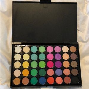 No name(literally) brand new eyeshadow palette.New
